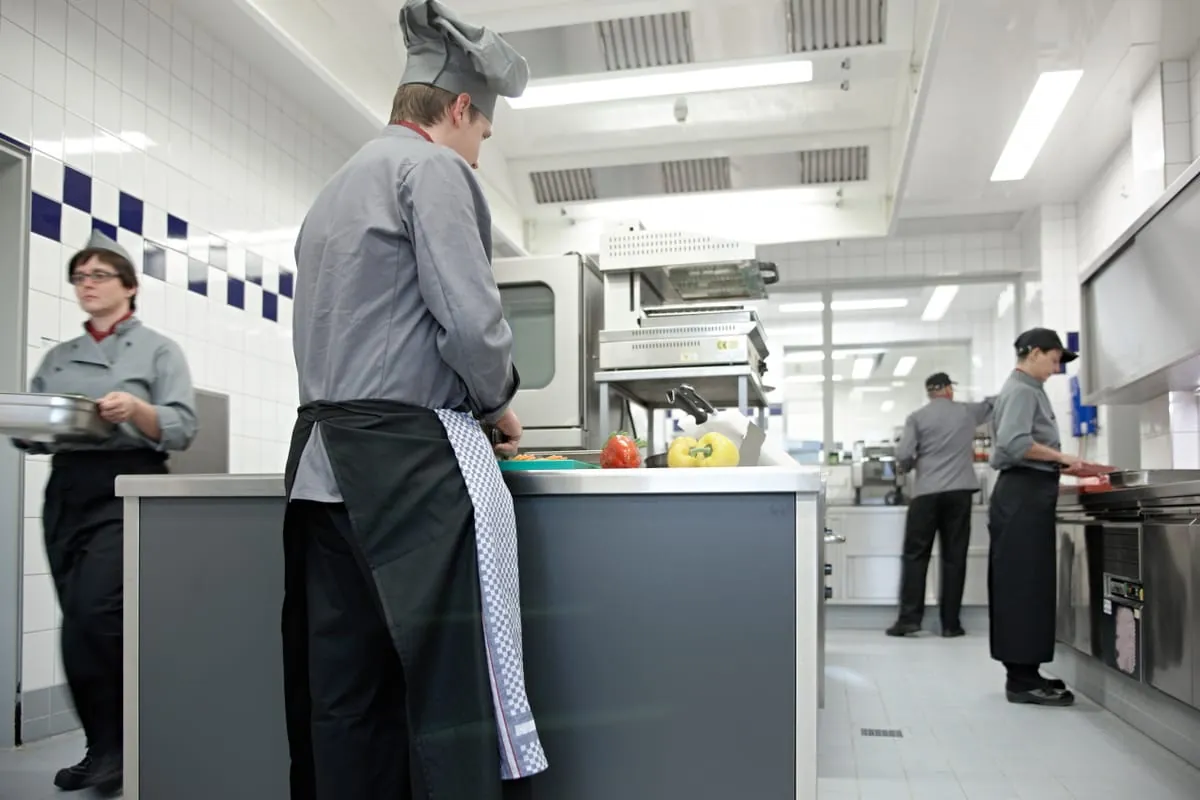 Neue Broschüre: Arbeitsschutz in Küchen auf einen Blick