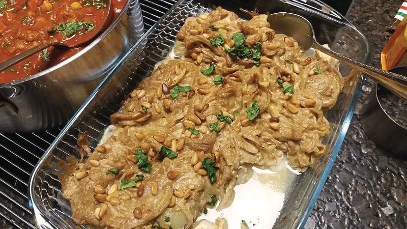 Fisch mit Zwiebeln und Tahin-Soße (10 Portionen)
