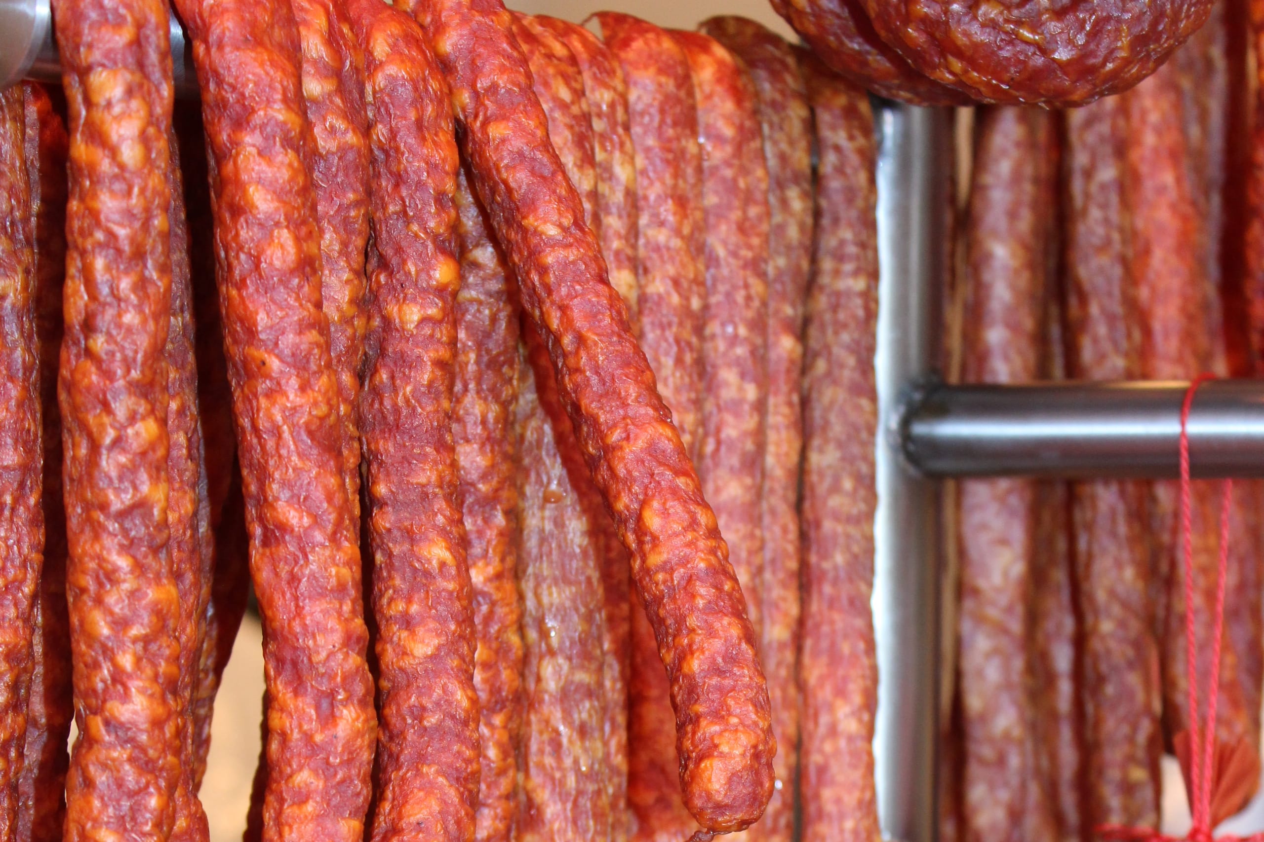 Weißer Belag auf Rohwurst Die Fleischerei