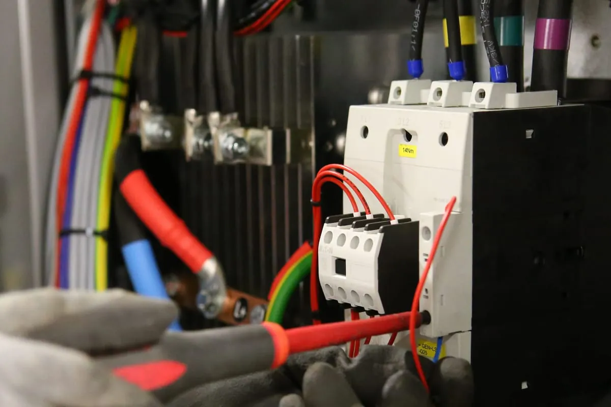 Elektrotechnische Betriebsmittel im Unternehmen – Wer darf was prüfen?