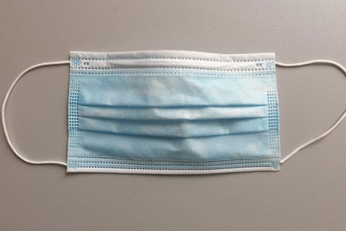 Abstand halten und Maske tragen