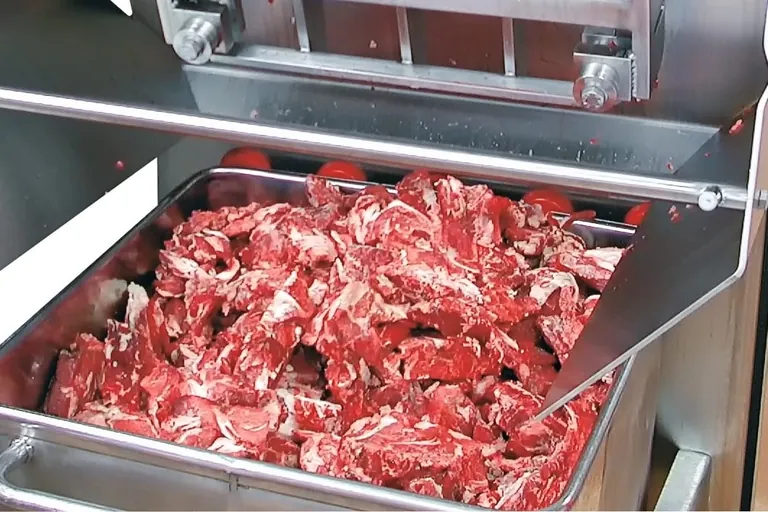 Vorsicht: Scharfe Kanten am gefrorenen Fleisch