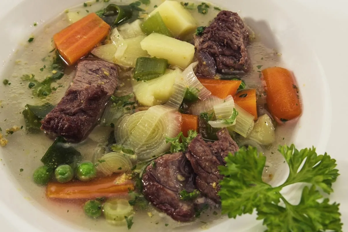 Frühlingssuppen mit saisonalem Gemüse