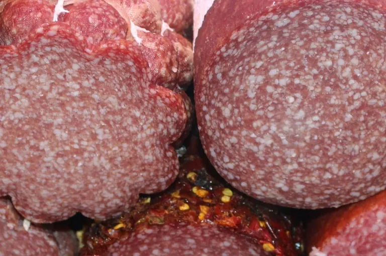 Abgepackte Salami im Geschmackstest