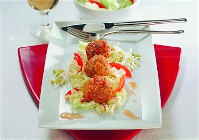 Süß-saure Hackfleischbällchen auf Chinakohlstreifen