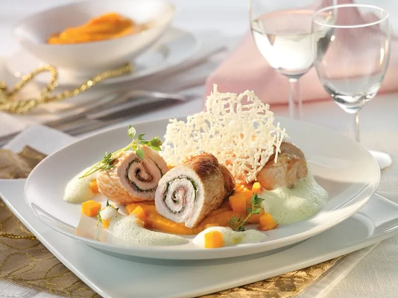 Putenröllchen mit Kürbispüree, Kräuterschaum und Parmesan
