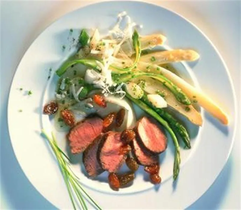 Gebratenes Lammfilet mit Spargelsalat