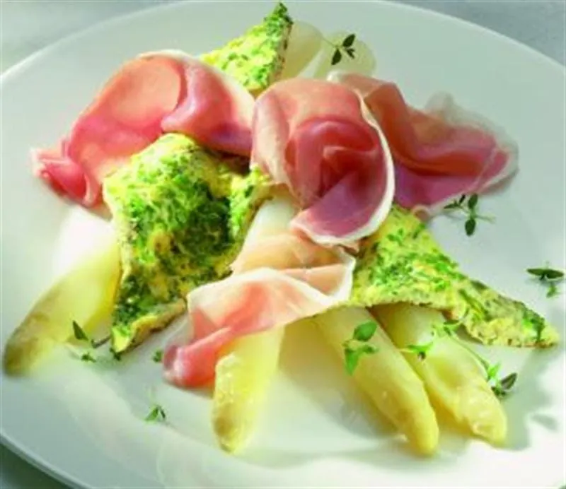 Spargel mit Kräuteromelett und Parmaschinken