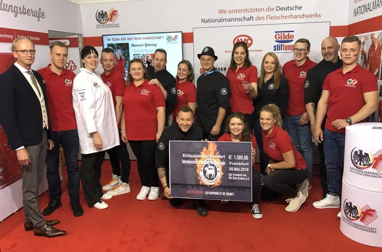 IFFA: Scheck&uuml;bergabe Nationalmannschaft