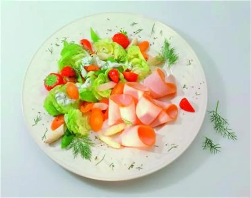 Spargel-Erdbeer-Salat mit Pute