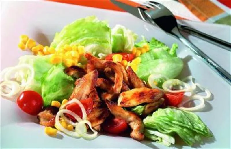 Gebratene Putenstreifen auf Salat