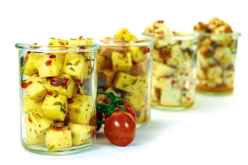 Käse und Salate mediterran marinieren