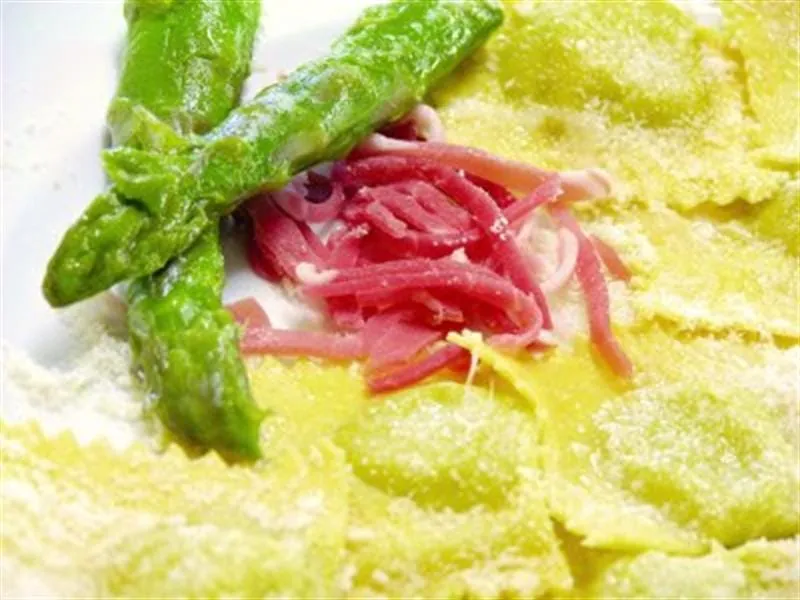 Ravioli mit Spargel und Schinken