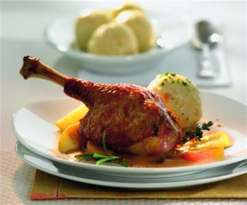 Gänsekeulen in Apfelsauce