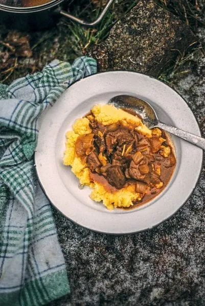 Gulasch mit Polenta