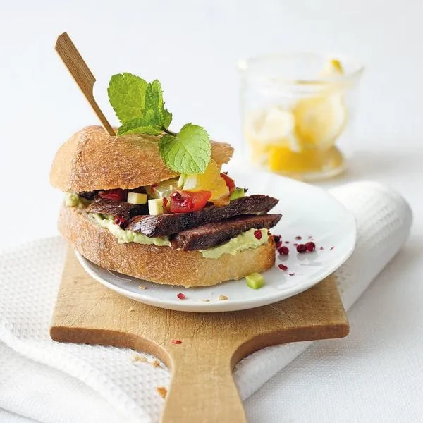 Rezept: Ciabatta mit Lamm und Avocadocreme