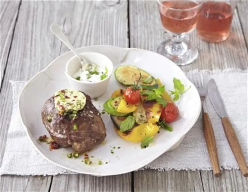 Rezept für gegrillte Lammrumpsteaks mit Tomaten-Pistazien-Butter und Minze-Limetten-Joghurtdip