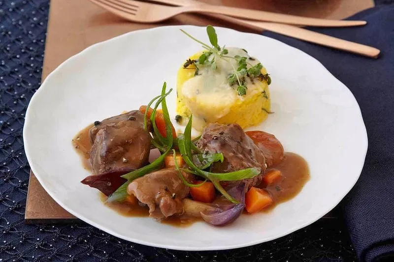 Gewürz-Lammragout mit Polenta