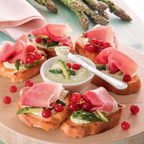 Bruschetta mit Spargelmousse und Parmaschinken