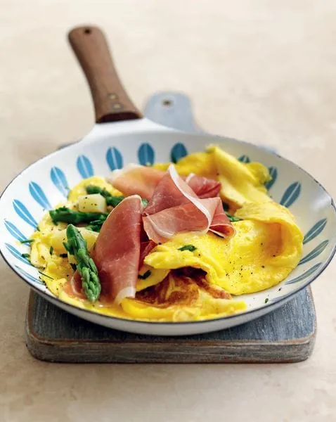 Omelett mit Spargel, Kartoffeln und Parmaschinken