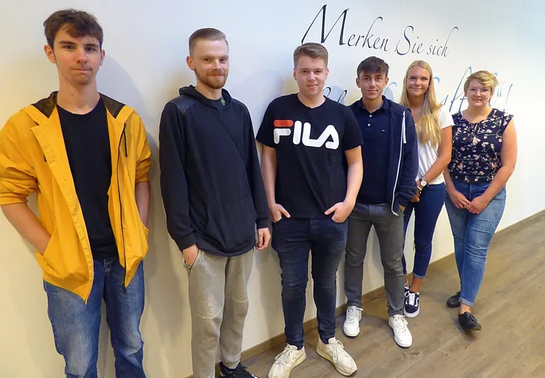 F&uuml;r sechs junge Leute war der 1. August der Auftakt f&uuml;r die Ausbildung beziehungsweise das Studium bei der Wurst- & Schinkenmanufaktur Bedford.