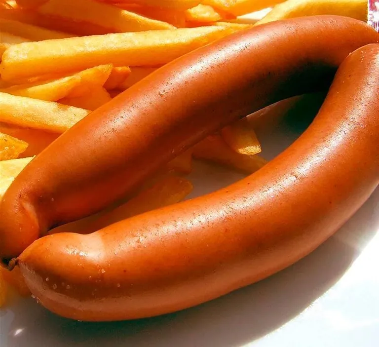Richtig umr&ouml;tete Wiener mit Pommes