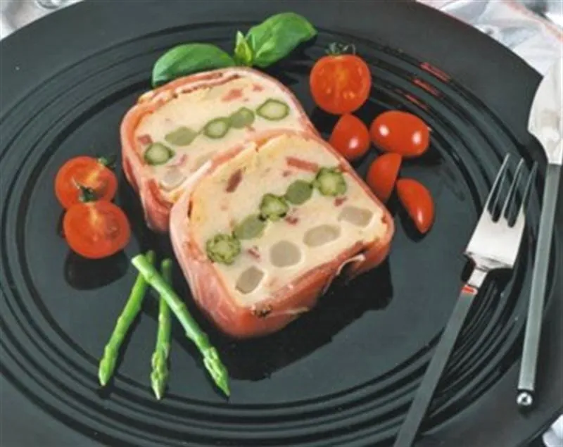 Schwarzwälder-Schinken-Terrine mit Spargel und Kirschtomaten