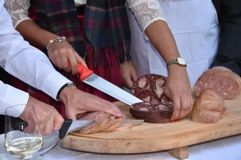 Wurst-Anschnitt hoch drei 