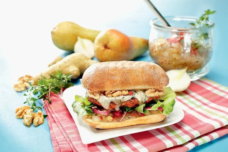 Gorgonzola-Burger mit pikantem Birnen-Chutney