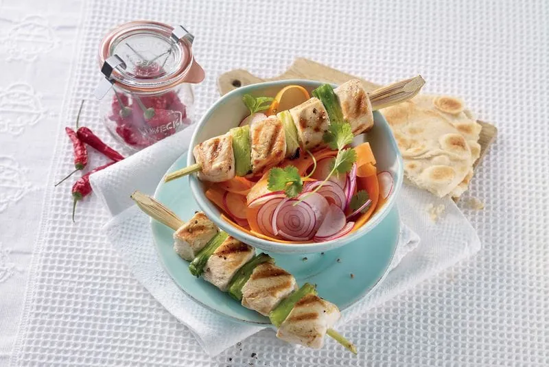 5-Gewürze-Hähnchen-Spieße mit Karotten-Radieschen-Salat