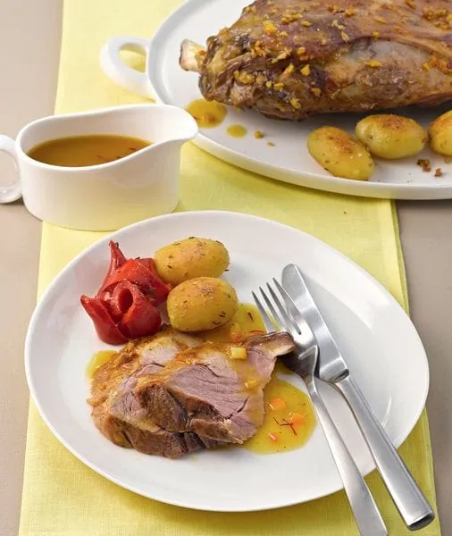 Rezept: Geschmorte Lammschulter im Ingwer- Safransud mit Kartoffel- Paprikagemüse