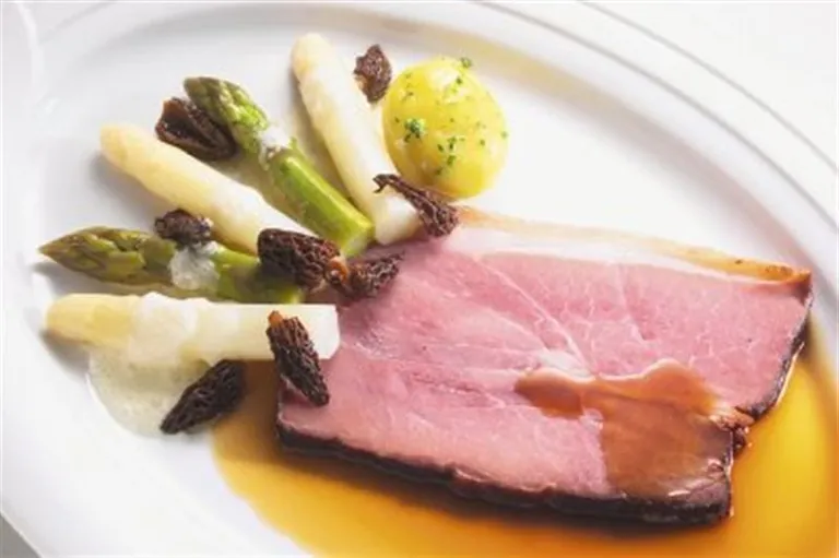 Pochierter Schinken mit Spargel