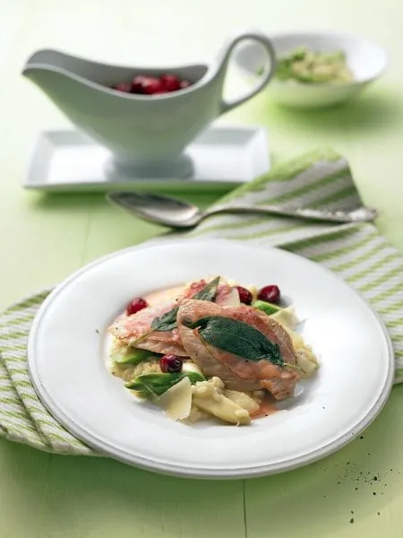 Putenbrust mit Schinken und Salbei auf Spargelrisotto