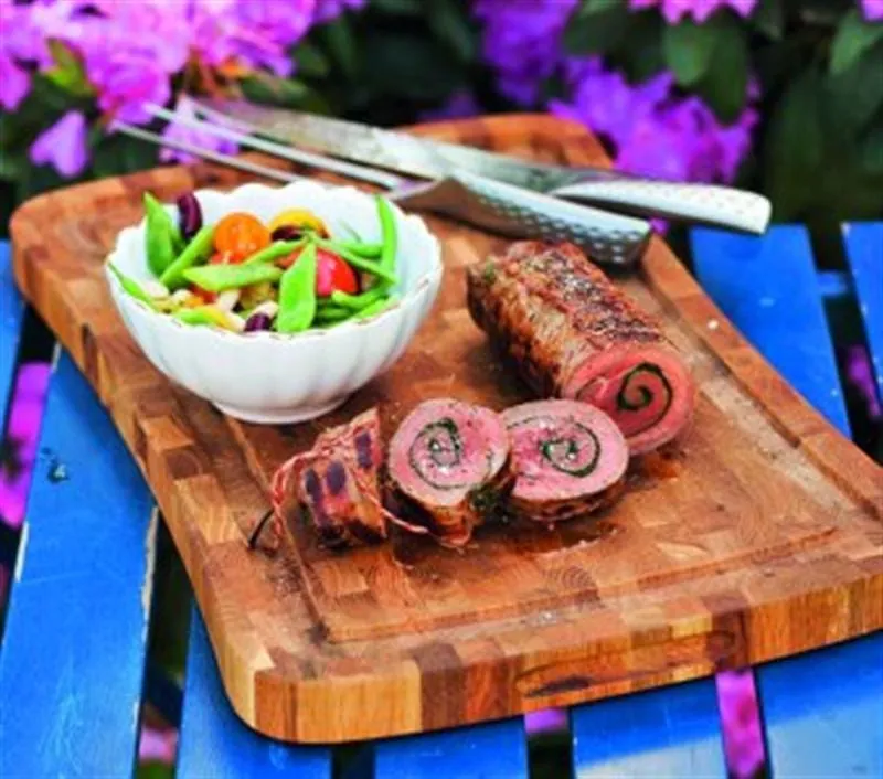 Gegrille Kräuter-Rinderroulade mit buntem Bohnensalat