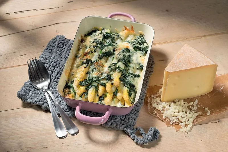 Spargel und Spinat mit Allgäuer Bergkäse überbacken