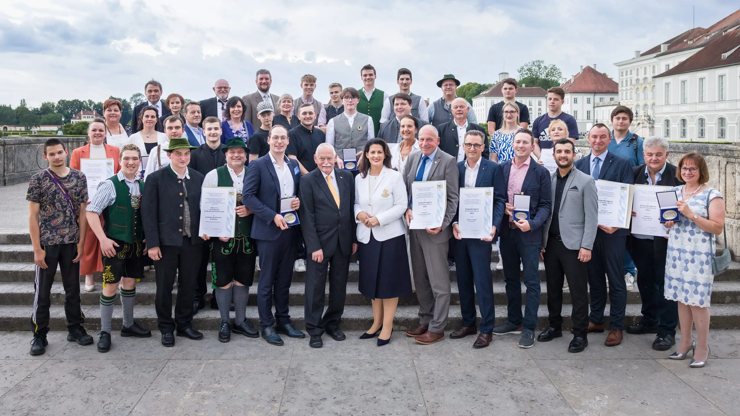 Michaela Kaniber ehrt die besten Metzger mit Staatsehrenpreisen