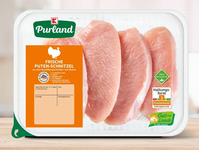 Als erstes Handelsunternehmen stellt Kaufland sein deutschlandweites Sortiment an Putenfleisch auf die Haltungsform-Stufe 3 um.