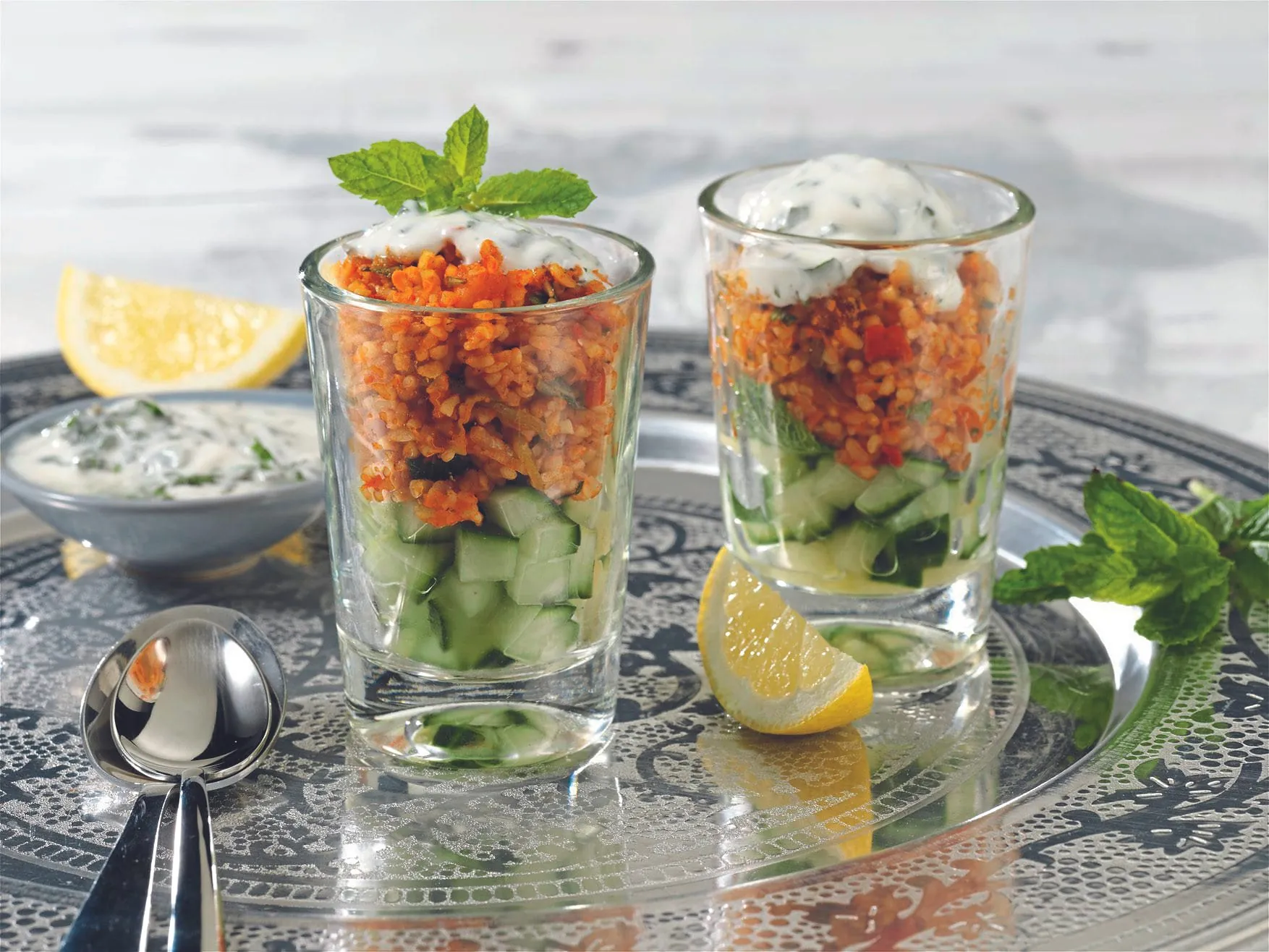 Ansprechender Party-Snack: Bulgursalat auf frischen Gurken. Grossmann