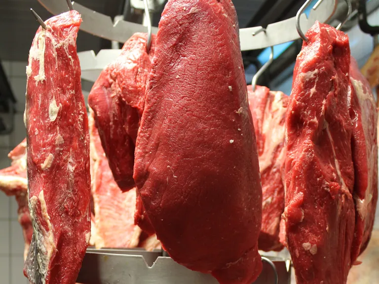 Rindfleisch kostete im Januar 2025 18,0&nbsp;% mehr als im Vorjahresmonat, w&auml;hrend die Erzeugerpreise f&uuml;r Schweinefleisch um 8,8&nbsp;% niedriger waren als ein Jahr zuvor.