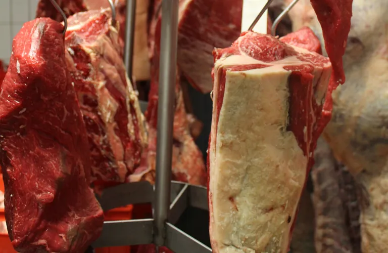 Im Vergleich zum Vorjahresmonat sind die Erzeugerpreise f&uuml;r Rindfleisch im Februar 2025 deutlich um 21,6 % gestiegen.