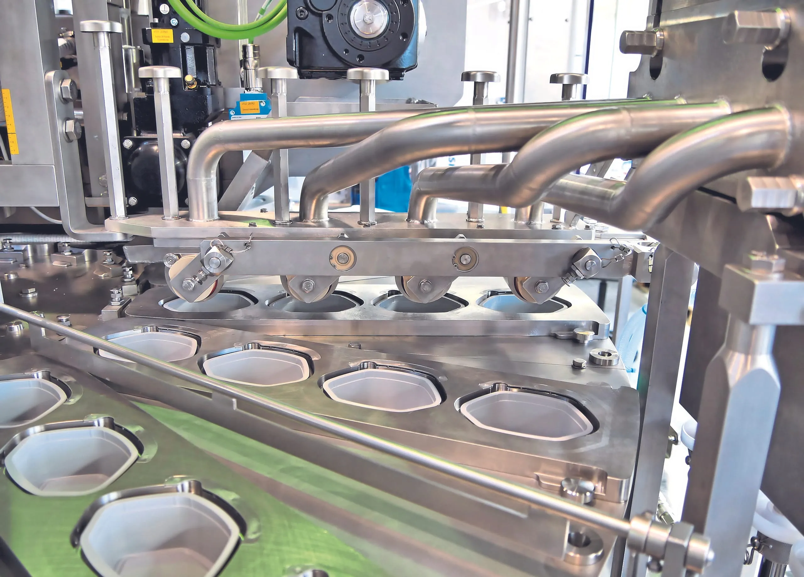 In Aktion: Der Dosomat befüllt Schälchen mit Leberwurst. Waldner