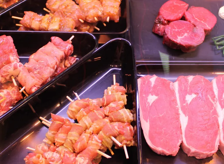 Die Inflationsrate f&uuml;r Fleisch und Fleischwaren stieg im M&auml;rz 2025 im Vergleich zum Vorjahresmonat unterdurchschnittlich um jeweils 0,9 %.