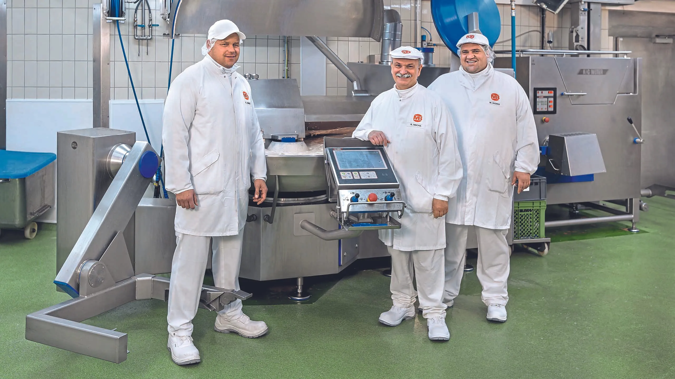 Betriebsleiter Rudi Hischa (Mitte) arbeitet seit 48 Jahren bei der Metzgerei Magnus Bauch in München. Wie seine Stellvertreter Maximilian Aigner (rechts) und Rainer Jobst (links) ist er von Mischwolf und Kochkutter von K+G Wetter überzeugt.