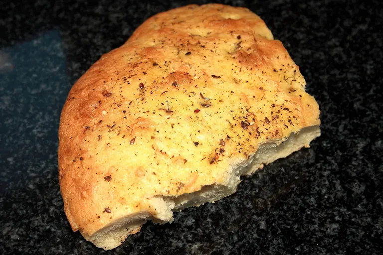 F&uuml;r Focaccia wird Hefeteig mit Oliven&ouml;l betr&auml;ufelt, gesalzen, nach Geschmack mit mediterranen Kr&auml;utern bestreut und dann goldbraun gebacken. 