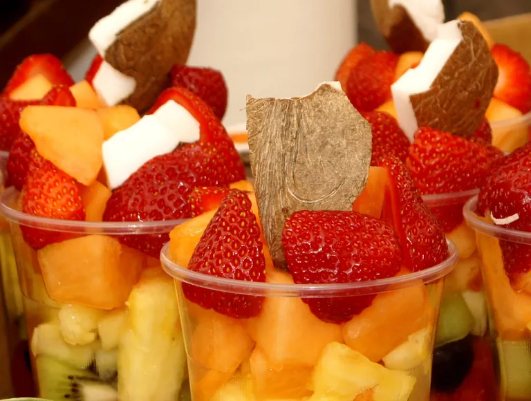 Typisches Sommerobst für den Obstsalat sind Beerenfrüchte wie Erdbeeren, rote und schwarze Johannisbeeren, Brombeeren, Stachelbeeren und Himbeeren.