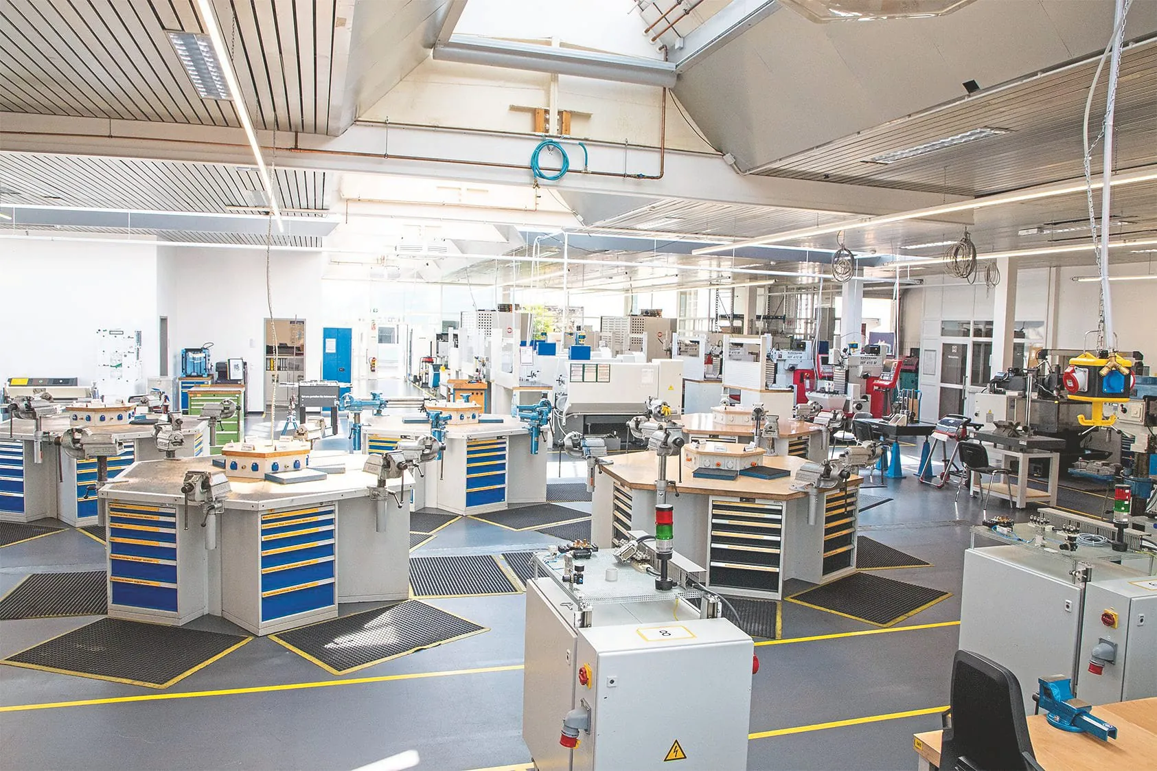 Verdoppelte Fl&auml;che: In der Ausbildungswerkstatt stehen den Azubis bei Vemag jetzt gen&uuml;gend moderne Arbeitspl&auml;tze und Maschinen zur Verf&uuml;gung.