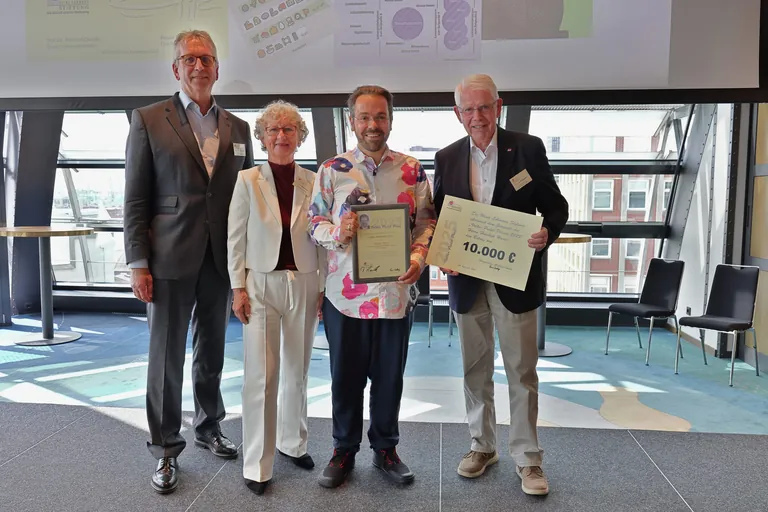v.l.n.r: Prof. Dr. Reinhard Grandke, Kuratoriumsvorsitzender der Heinz Lohmann Stiftung, Renate Grothkopf, Gesch&auml;ftsf&uuml;hrerin der Heinz Lohmann Stiftung, Preistr&auml;ger Hendrik Hasse, und Paul-Heinz Wesjohann, Kuratoriumsmitglied der Heinz Lohmann Stiftung.
