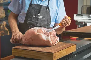 Ideale Werkzeuge für Fleischer – die Messer von Victorinox erfüllen alle Anforderungen in Fleisch verarbeitenden Betrieben.