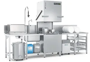 Die Haubenspülmaschine PT-L Utensil: Zum serienmäßigen Lieferumfang gehören ein Edelstahlkorb für Gerätschaften und ein Kunststoffkorb für Geschirr und Bleche. Winterhalter