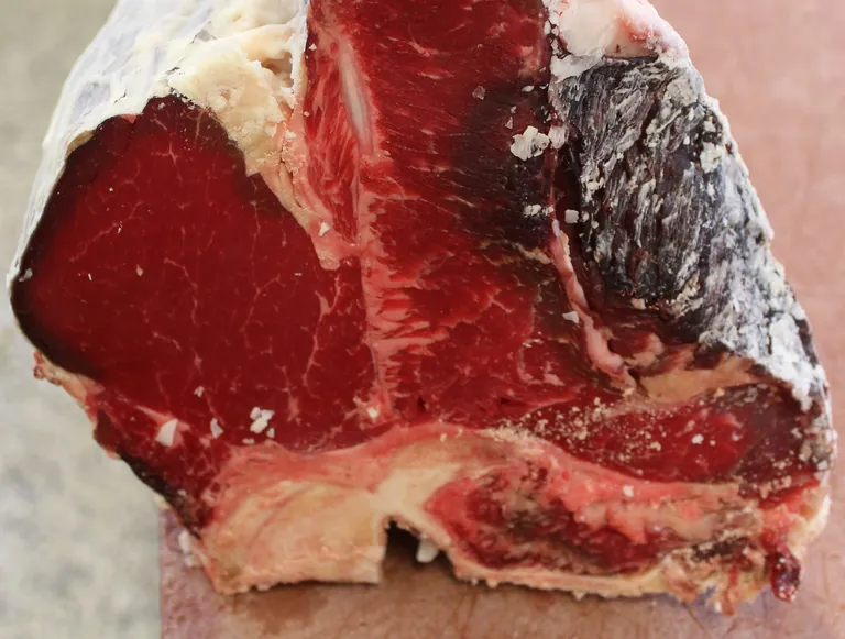 Die Erzeugerpreise für Rindfleisch stiegen im Oktober 2025 gegenüber dem Vorjahresmonat deutlich um 34,3 %, während Schweinefleisch (-9,2 %) erheblich billiger war als ein Jahr zuvor.